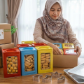 Hampers kue kering Lebaran 2026 unik dengan kemasan kaleng kerupuk mini dan cetakan kue Kampung Kaleng